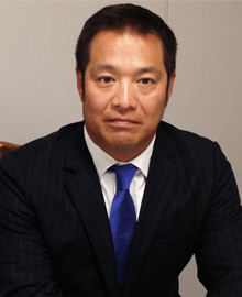 日本アイキャン株式会社<br />
代表取締役　春日 信治<br />
Managing Director Shinji Kasuga